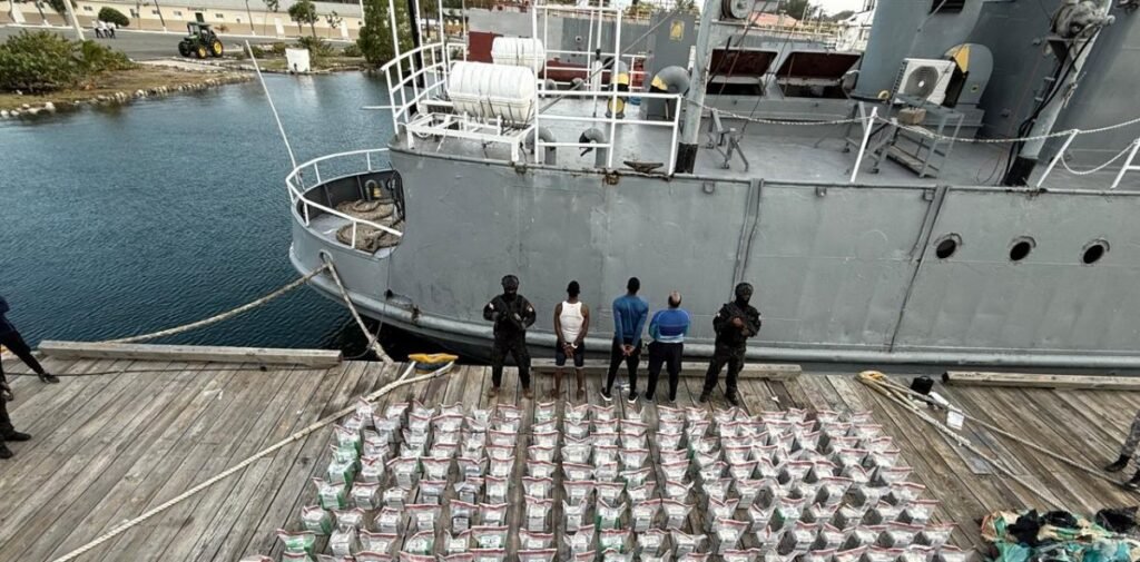 Incautan 1.3 toneladas de cocaína y 30 bloques de marihuana en operativo en Bani