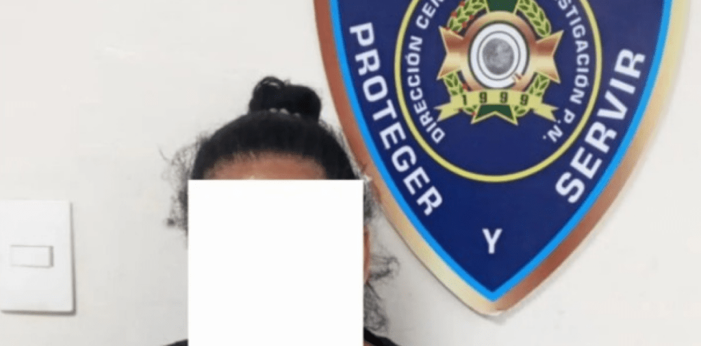 Intentó retirar RD$500 mil con identidad falsa y terminó detenida por la Policía