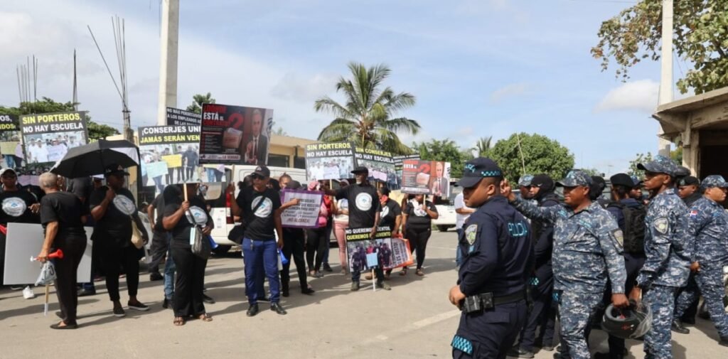 “No queremos más cuentos”: protestan frente a escuela donde Abinader inauguró el año escolar
