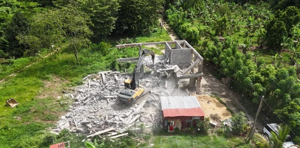 Golpe a construcciones ilegales: Medio Ambiente frena invasión en la franja del río Maimón
