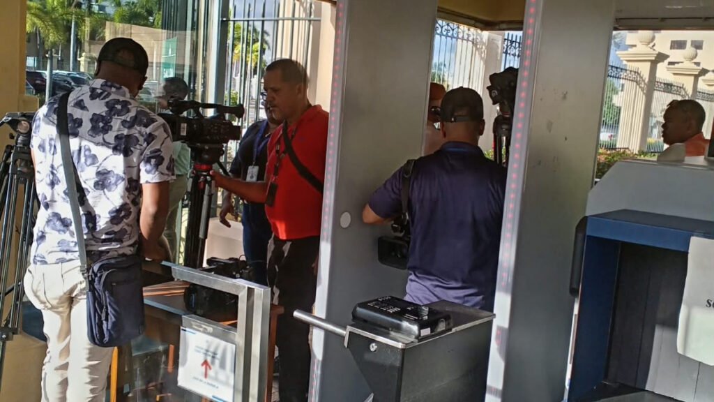 Retiran a periodistas del Palacio Nacional a pesar de estar acreditados