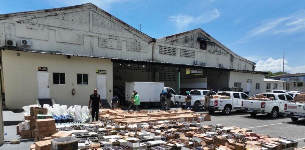 Desmantelan centro clandestino de bebidas adulteradas y ocupan mercancías por RD$5.9 millones