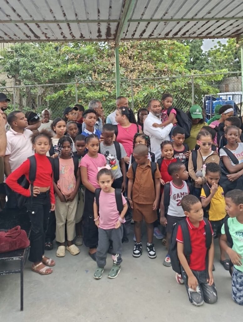 Francisco Luciano entrega más de 500 mochilas con útiles escolares a niños de Santo Domingo Oeste