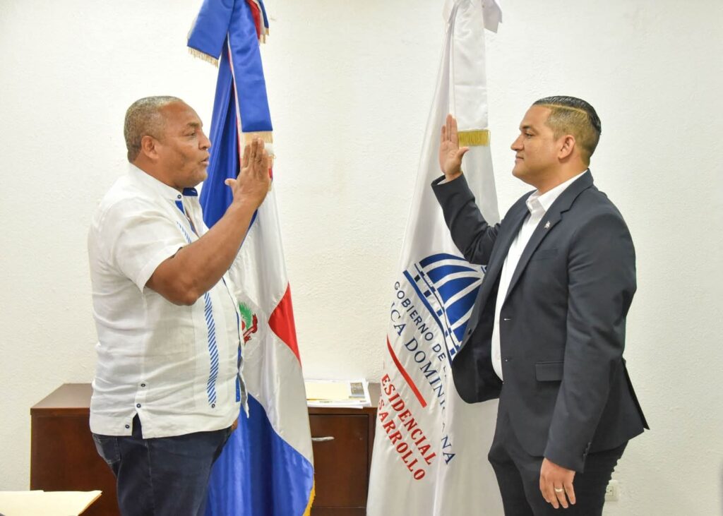José Andújar juramenta a Aliberto Peña como subdirector de Desarrollo Provincial