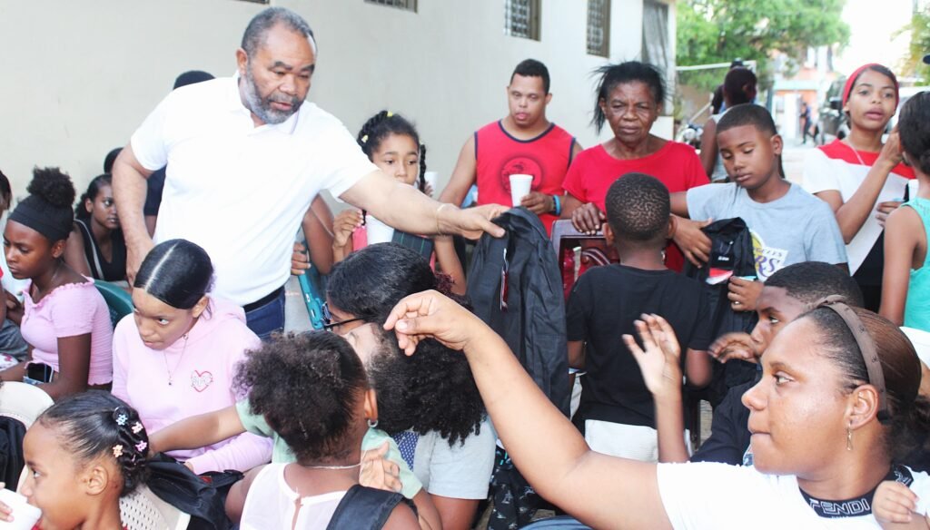 Profesor Francisco Luciano concluye entrega de kits escolares en Santo Domingo Oeste