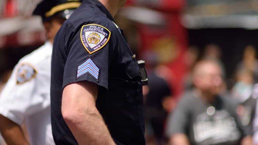 Hombre muere tras recibir un disparo en la cabeza frente a su casa en El Bronx