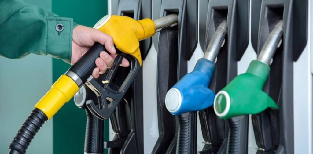 Gobierno aumenta hasta 12 pesos precios de combustibles; otros quedan congelados