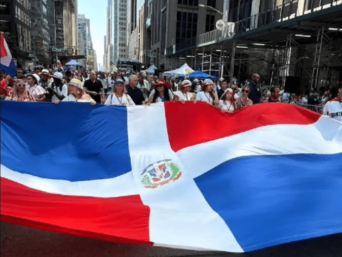 Desfile Dominicano tiñe Sexta Avenida de azul, rojo y blanco
