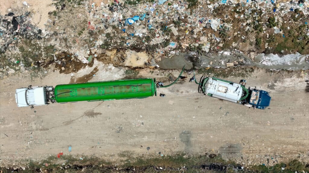 Camiones vierten materia fecal a cielo abierto en el vertedero Duquesa
