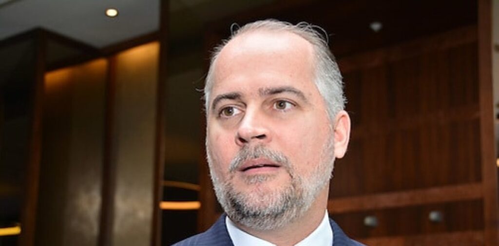 Presidente retoma decretos: reemplaza a Alejandro Fernández en Superintendencia de Bancos