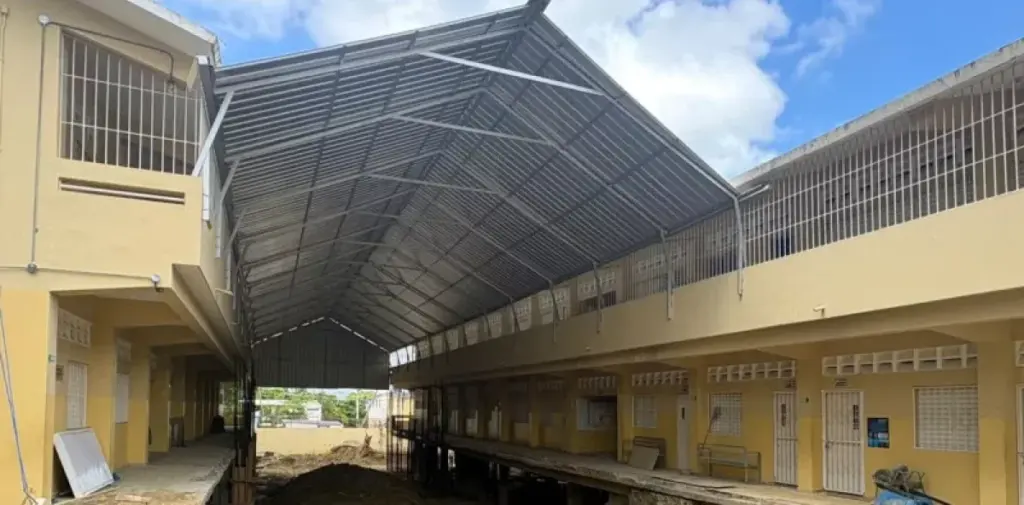 Más de 800 niños quedan fuera de las aulas por retraso en entrega de escuela Rafaela Jiminián