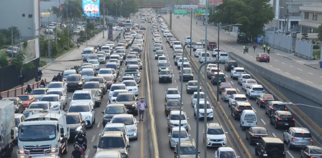 ¿Te has preguntado por qué la gran mayoría de carros que transitan en RD son blancos?