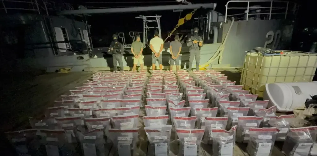 Intervienen narcolancha con 595 paquetes de cocaína en las costas de Peravia