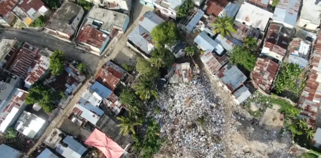 Residentes en barrio “Los Sin Bañarse” se preparan ante posible desalojo