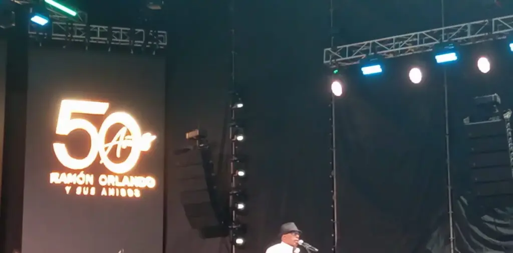 Ramón Orlando sube a escena en medio de la ovación de un Estadio Olímpico abarrotado