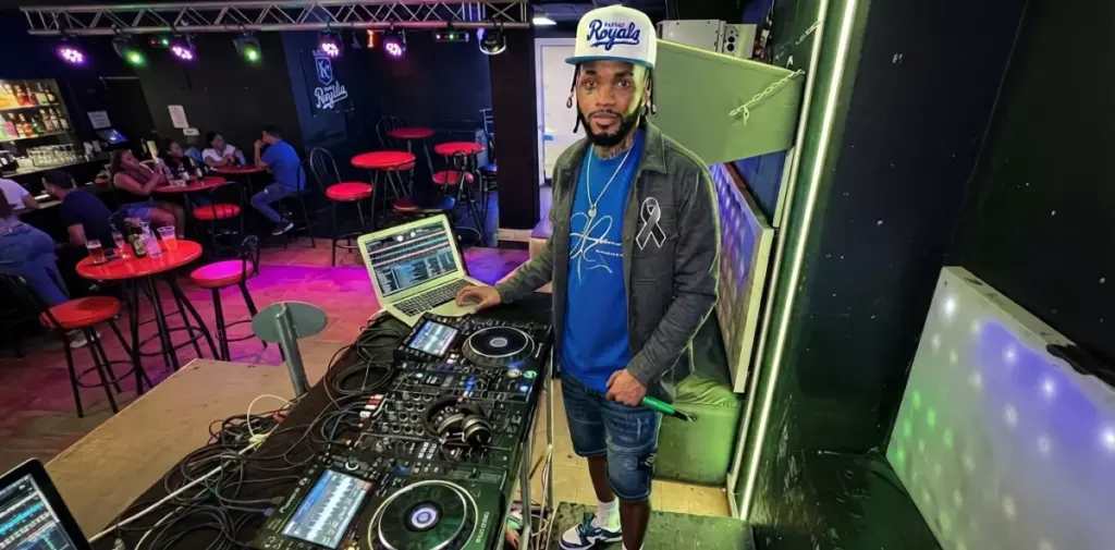 Matan a tiros a conocido DJ frente a un colmado en Santo Domingo Este