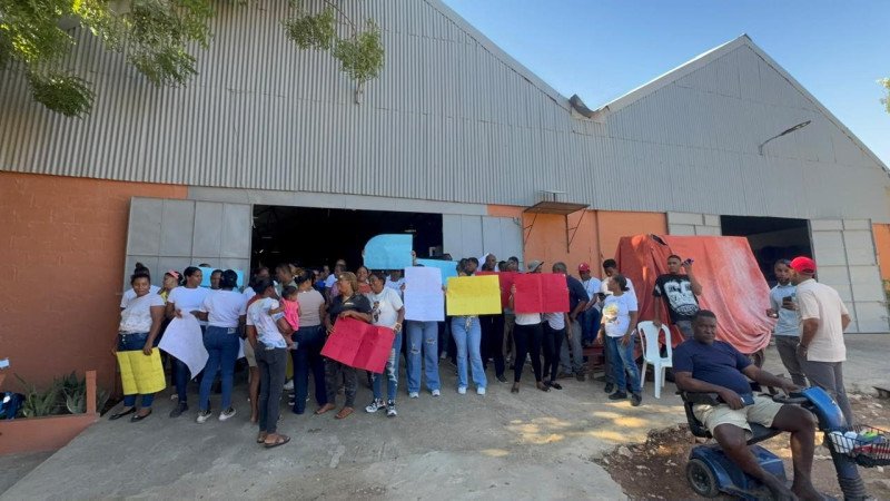 Protestan en reclamo de cierre de empresa por parte de Aduanas en Oviedo, Pedernales