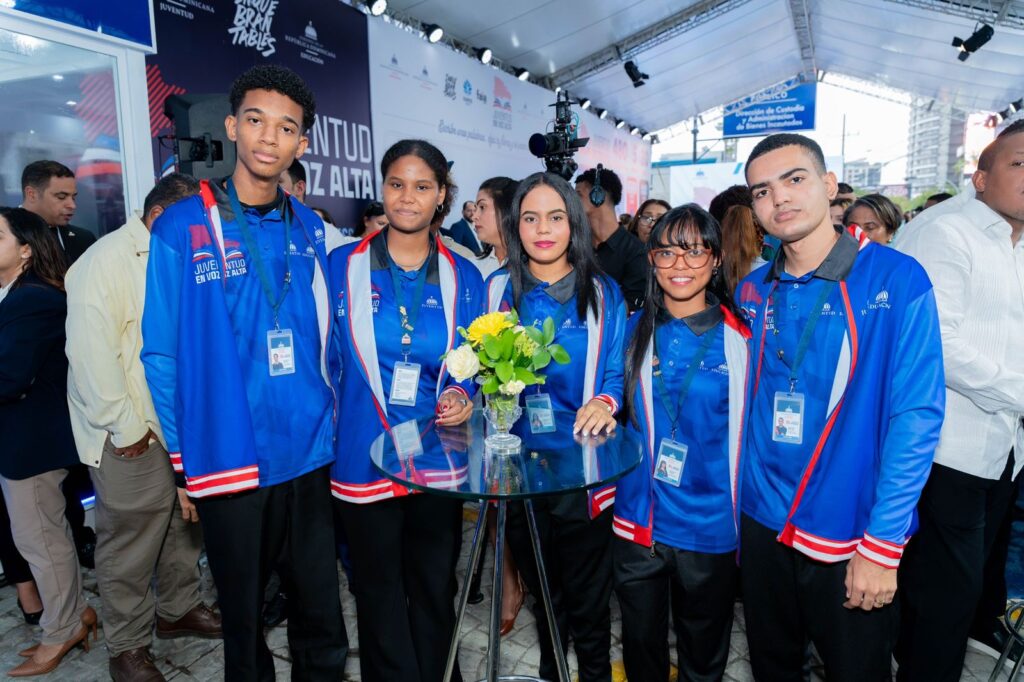 Cinco jóvenes dominicanos asumen el reto de recuperar un Récord Guinness de lectura en voz alta
