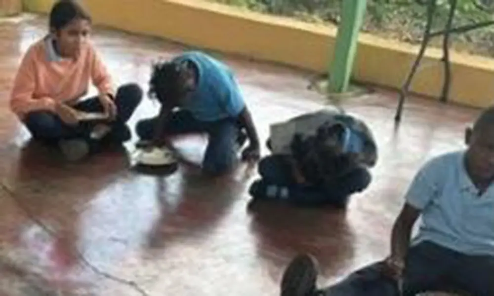 Almuerzan en piso por falta de comedor en Cutupú en La Vega.