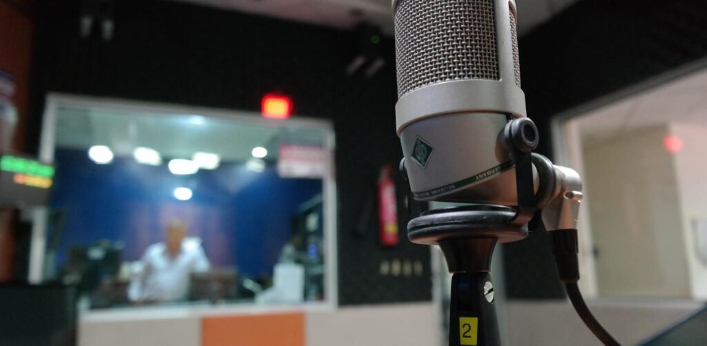 La música domina en la radio de la Capital, pero la palabra le pisa los talones
