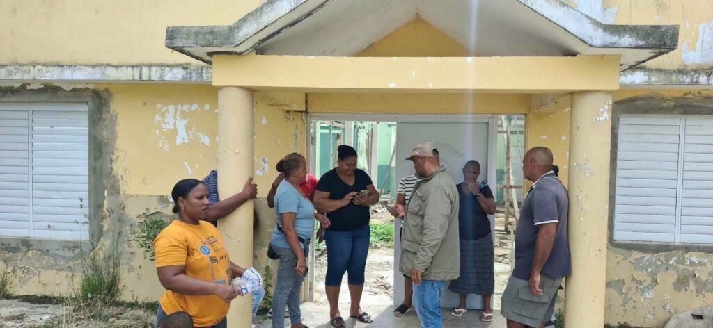 Padres de estudiantes de La Pichinga de Nagua amenazan con paralizar clases en reclamo de liceo