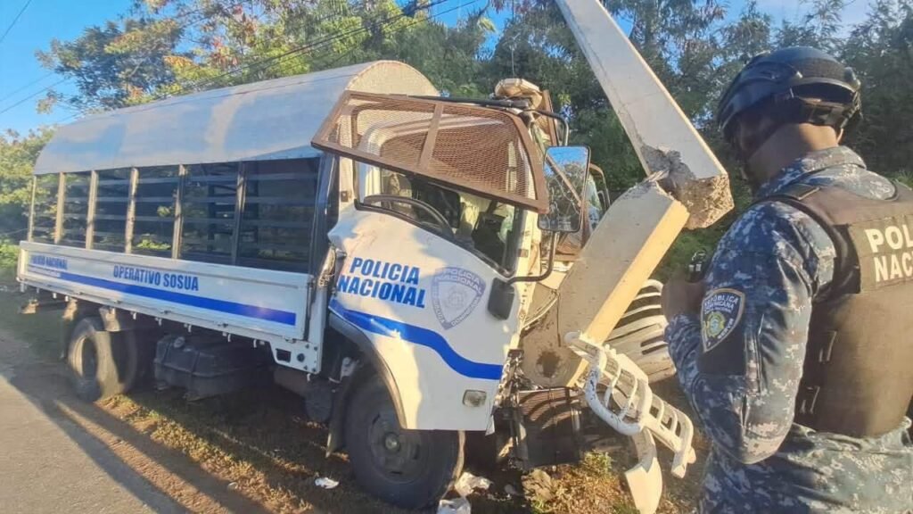 Camión policial se accidenta en Sosúa y deja al menos 16 heridos