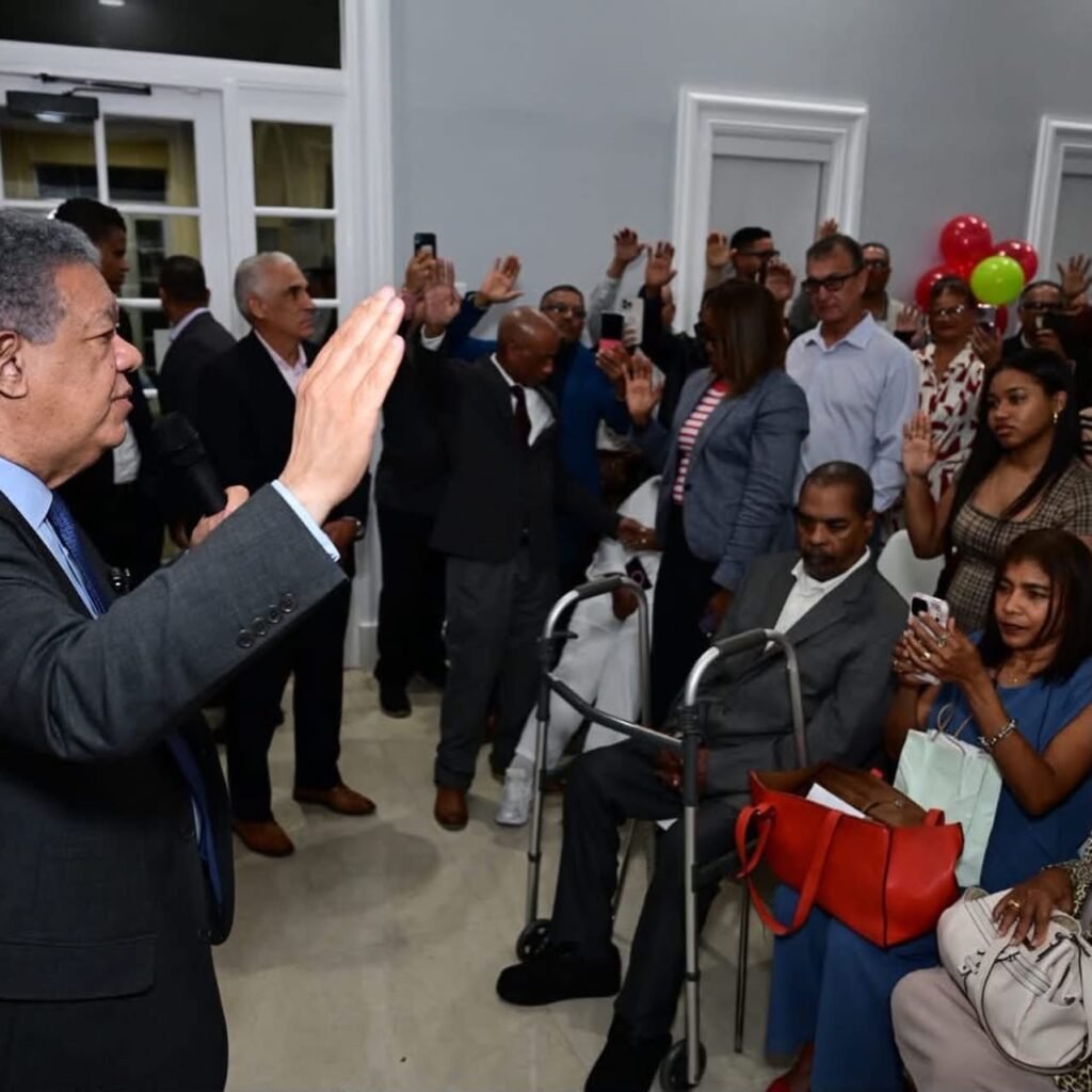 Leonel Fernández juramenta dirigentes Balagueristas en Miami como parte de su gira por EE.UU