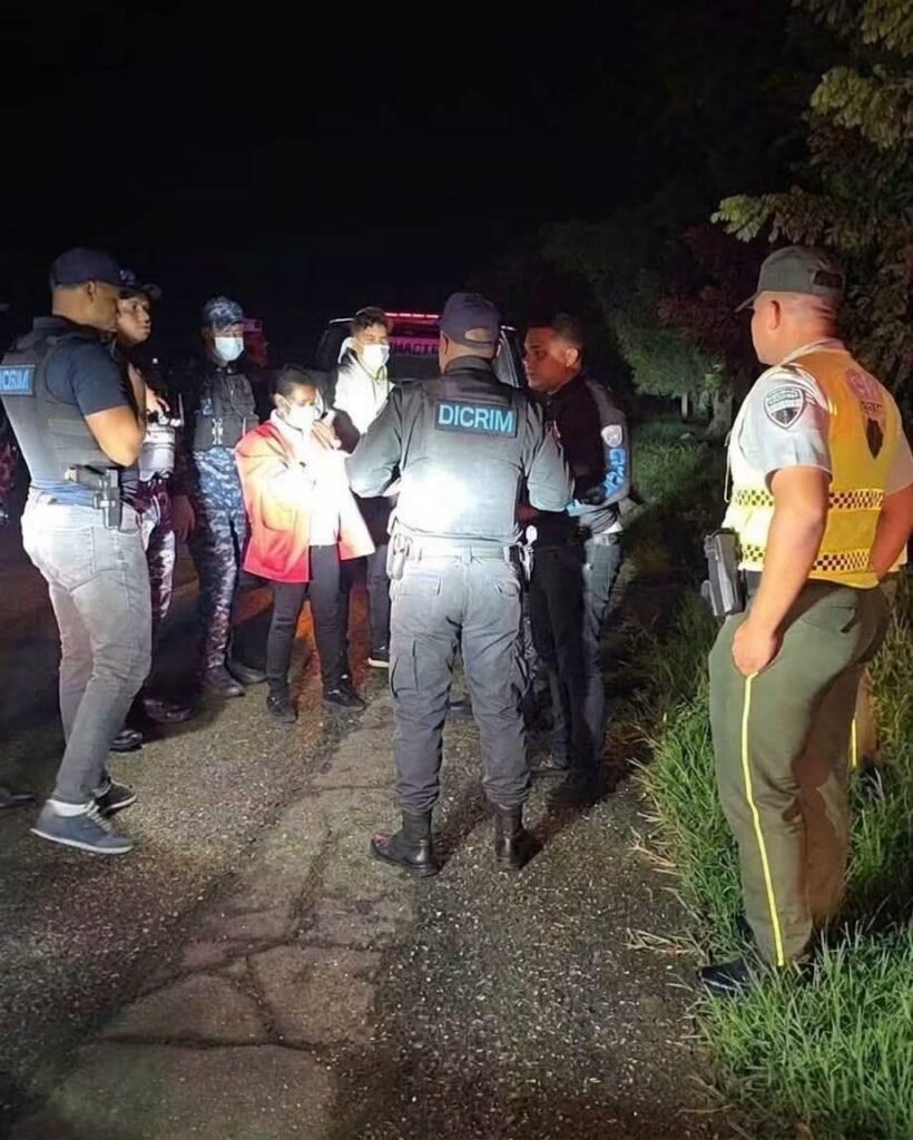 Mujer habría salido sin ropa pidiendo auxilio de una cabaña y luego fue encontrada sin vida en la Autopista Duarte