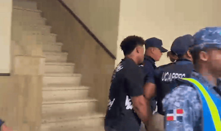 Arrestan en aeropuerto Las Américas a hombre señalado por la muerte de joven en Los Praditos