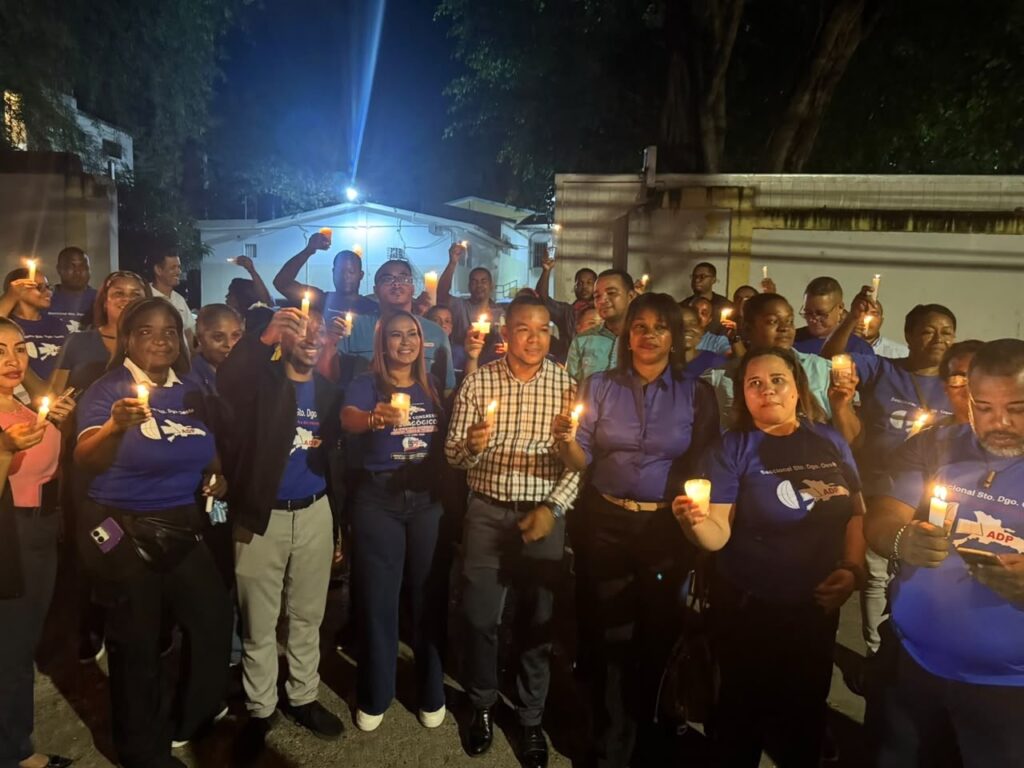 ADP SDO sale a las calles: enciende velas por escuelas precarias y desafía críticas de Educación
