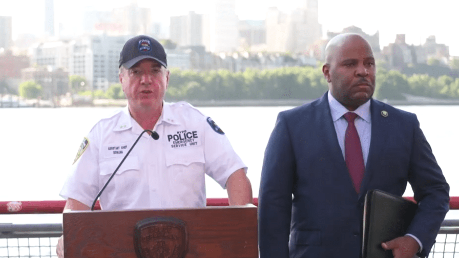 Hombre armado con cuchillo muere tras ser baleado por policías en el puente de Brooklyn
