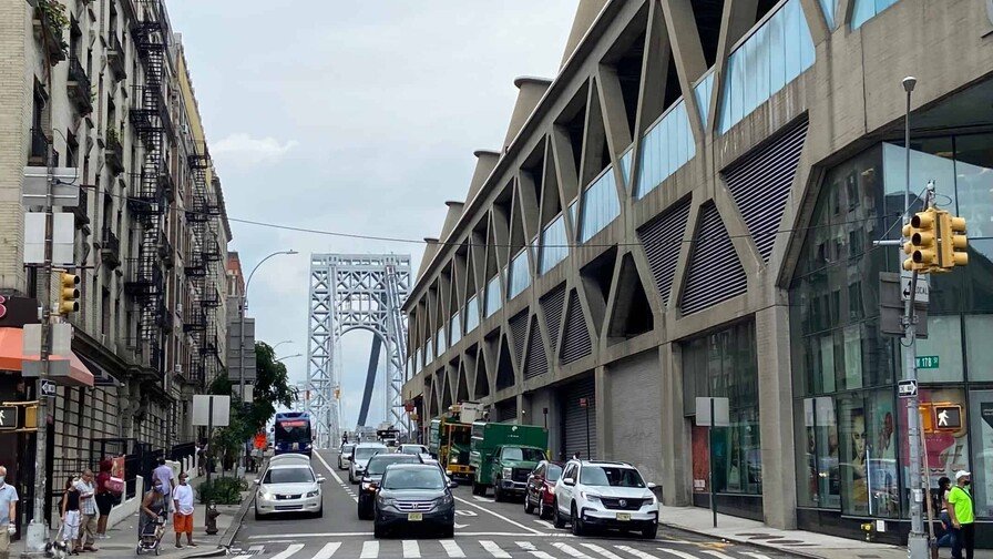 Niño de cinco años abre la puerta a la policía y agentes encuentran a su madre muerta en Washington Heights