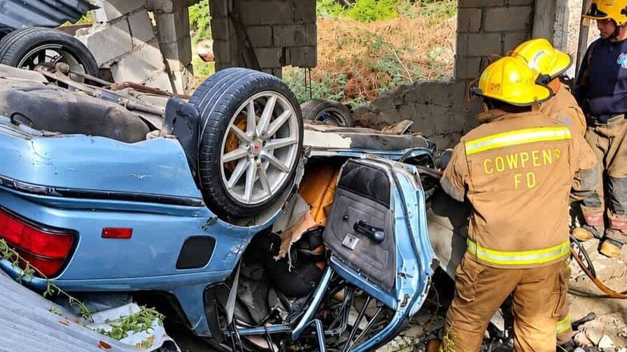 Un muerto y dos heridos tras volcarse carro en la carretera Sánchez, próximo a Quita Coraza