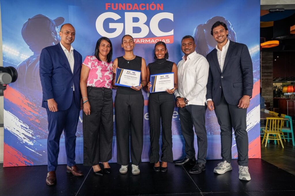 Raymond Rodríguez y Fundación GBC entregan becas deportivas universitarias a las atletas Crismeily y Crismil Paniagua