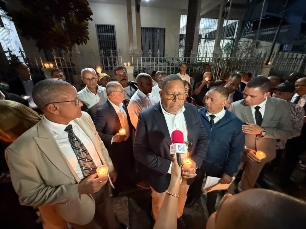 Con encendido de velas, abogados exigen elecciones en el CARD
