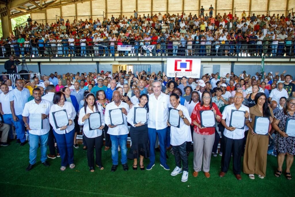 Presidente Abinader entrega 1,500 títulos que dan seguridad jurídica a 6,000 personas en El Almirante II y protegen el patrimonio de sus familias