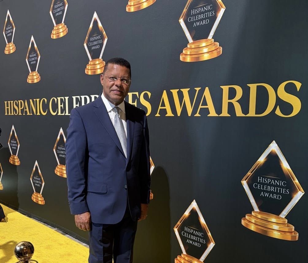 Dany Alcántara recibe en Miami el premio nuevo líder de los medios de comunicación de República Dominicana