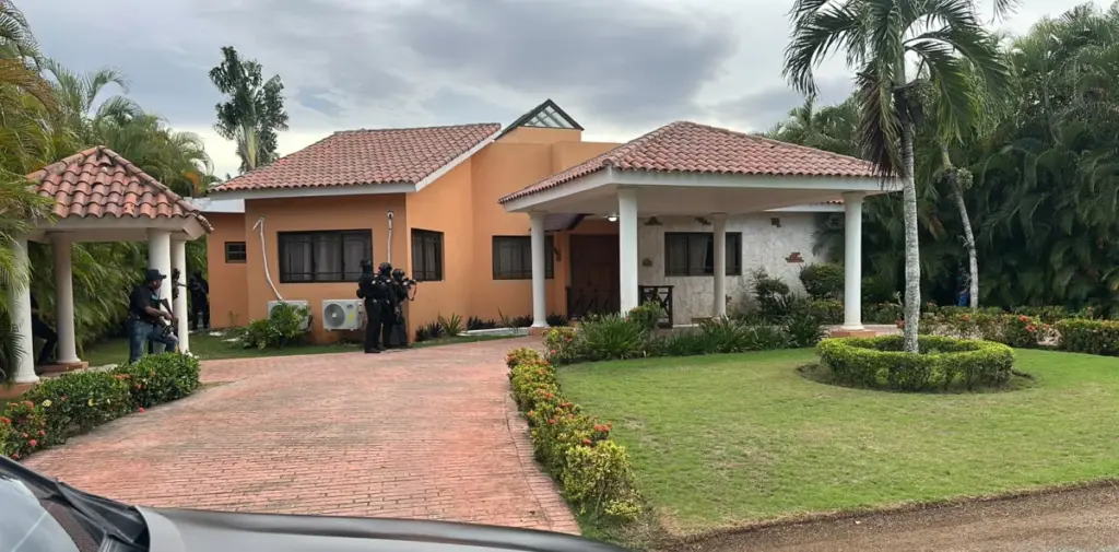 Policía detiene a ciudadano alemán y ocupa fusil, pistola y más de 34 mil dólares en Juan Dolio
