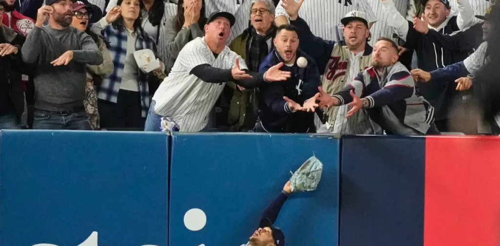 Interferencia de fan le niega a Volpe el jonrón del empate de Yankees ante Rays en serie divisional