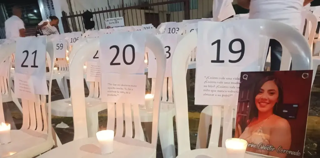 Entre 236 sillas vacías y velas encendidas, familiares de víctimas reclaman justicia por caso Jet Set