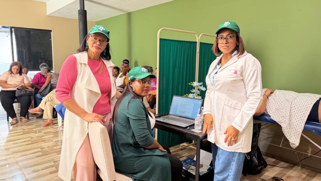 Fuerza del Pueblo lleva atención médica gratuita a mujeres de SDO ante abandono de la salud preventiva por parte del Gobierno
