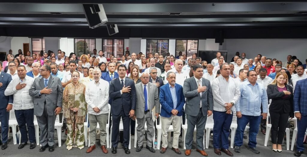 Wellington Arnaud destaca avances en agua y saneamiento y plantea visión estratégica para el desarrollo durante conferencia del PRM