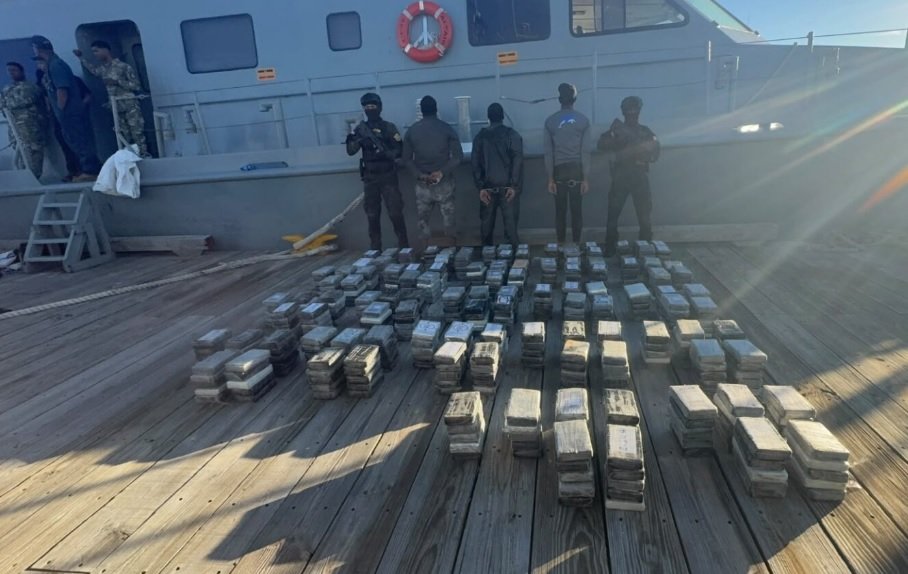 DNCD incauta 555 paquetes de cocaína frente a costas de Baní