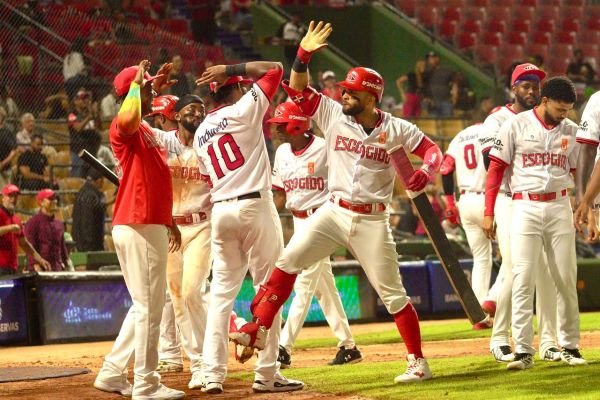 Gigantes sorprenden al Licey; Escogido y Toros triunfan en RD