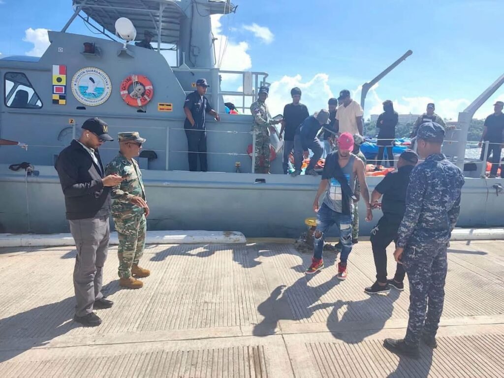 Samaná.- Armada intercepta embarcación clandestina con 59 personas a bordo