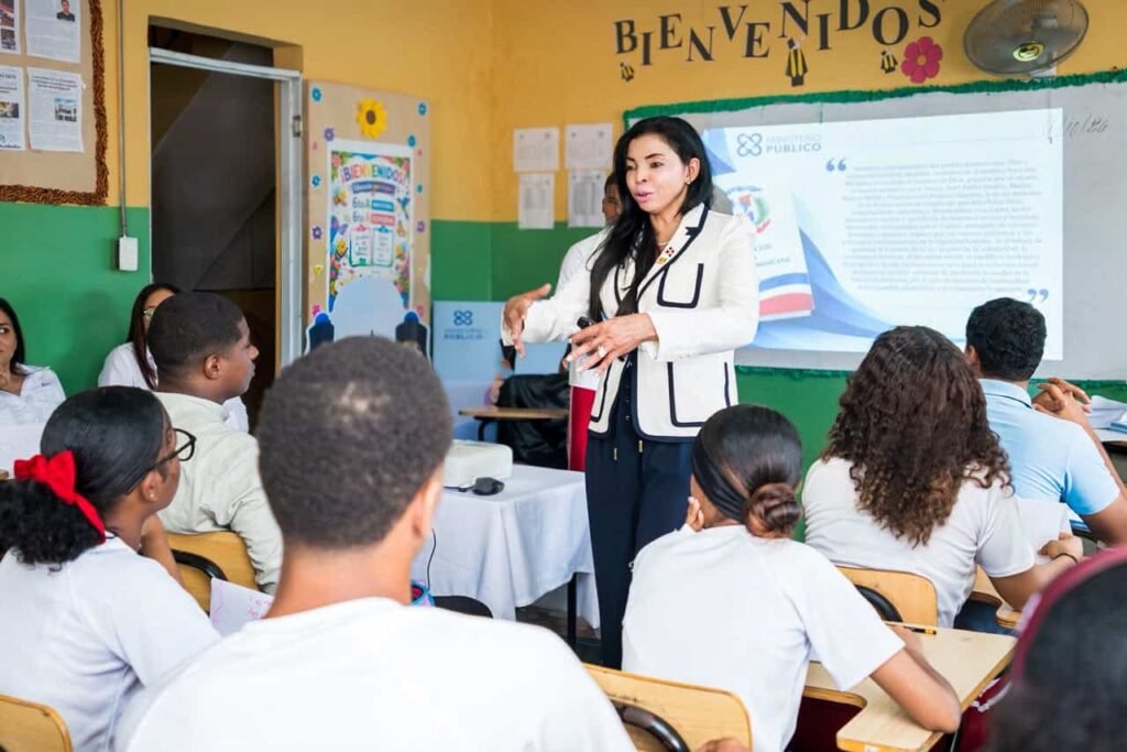 Yeni Berenice Reynoso imparte docencia a estudiantes de liceo en Las Palmas de Herrera