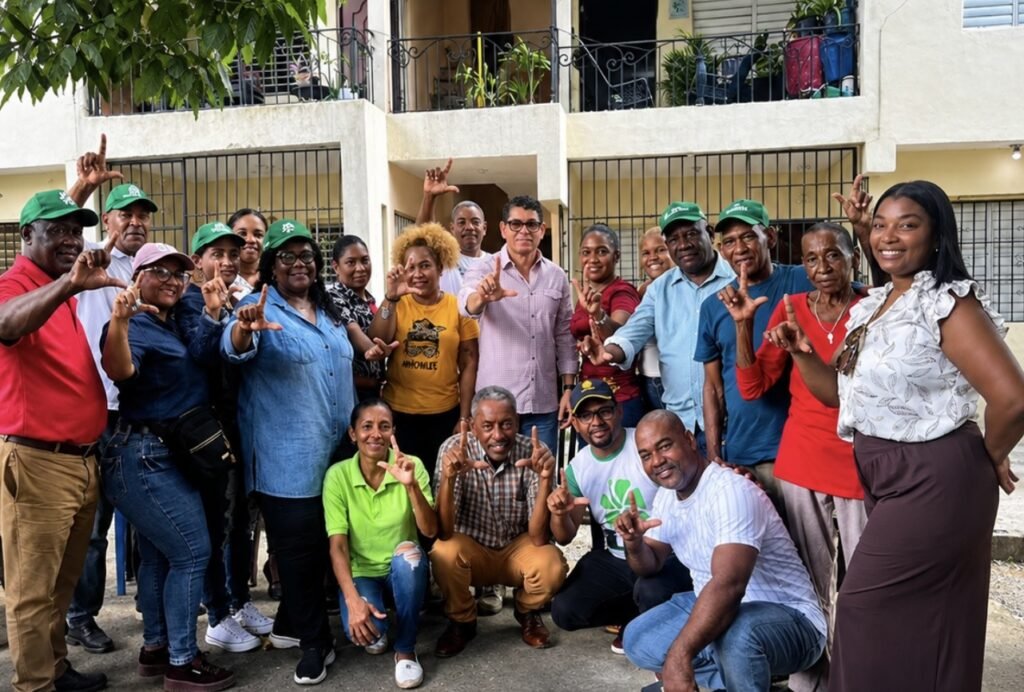 Fuerza del Pueblo juramenta nuevos miembros procedentes del PLD en Santo Domingo Oeste