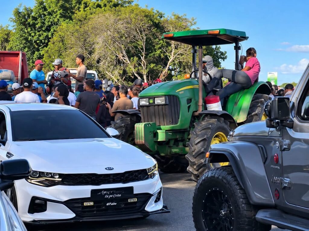 Arroceros bloquean la Autopista del Nordeste en protesta por importaciones de arroz