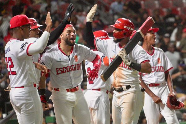 Estrellas vencen 8-3 al Licey y Escogido derrota 9-5 las Águilas