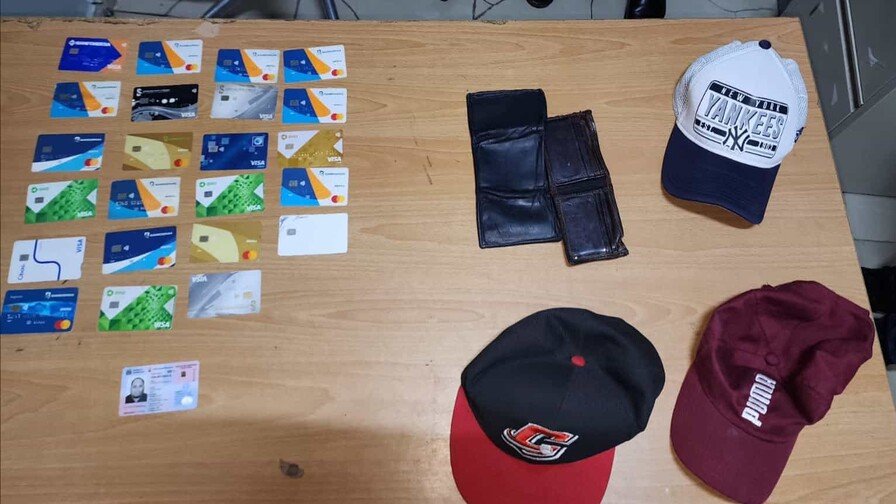 Apresan a hombre vinculado al «cambiazo» de tarjetas bancarias en Santiago